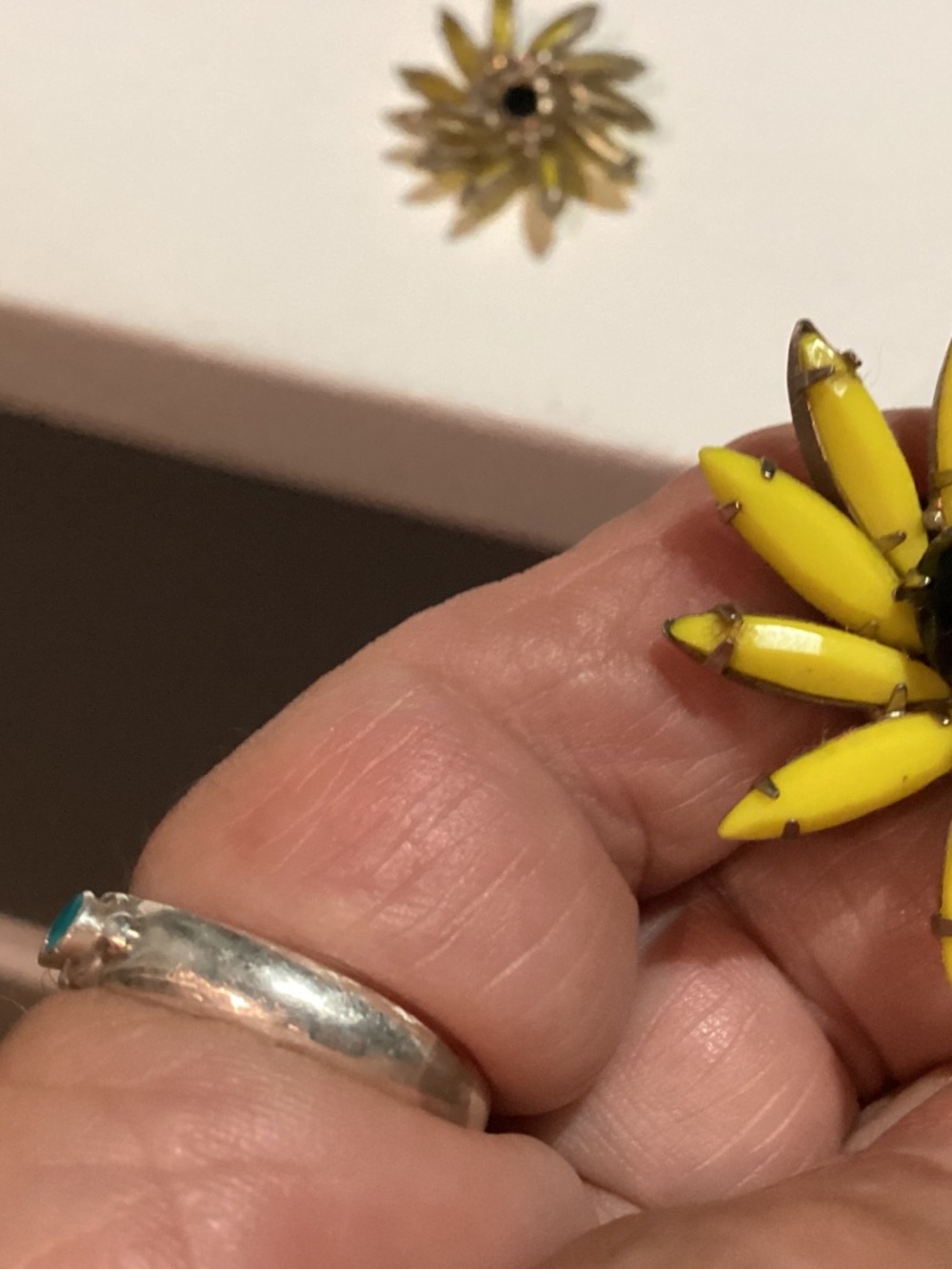 WEISS VINTAGE RARE RARE FLOWER EARRINGS. DAISY 🌼 STYLE MOMS COLLECTION - Picture 3 of 9